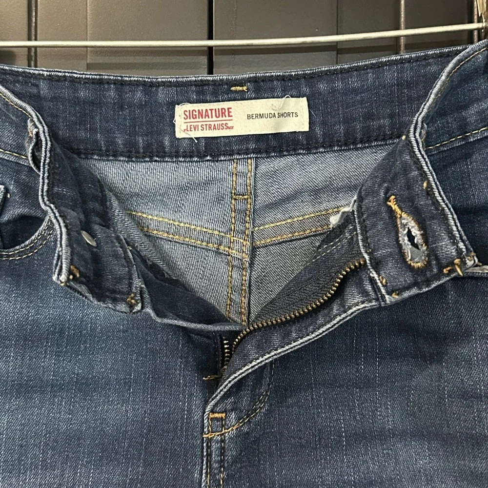 Signature Levi Strauss Bermuda Denim Shorts Juniors 6 / W28 Cuffed Stretch Blue